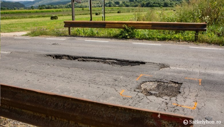 Autók hibásodnak meg egy jelöletlen gödör miatt Homoródszentmárton és Recsenyéd között