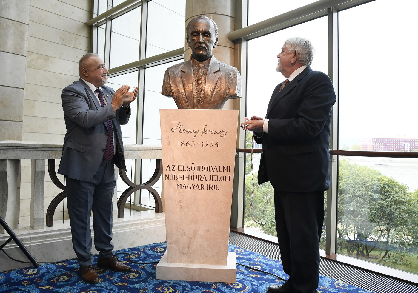 Herczeg Ferenc-szobrot avattak a Nemzeti Színházban