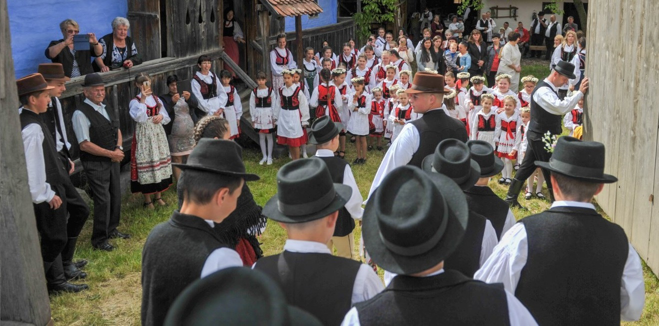 Újra megtartották a Gyermeklakodalom elnevezésű hagyományőrző gyermeknapi néptáncfesztivált Máréfalván