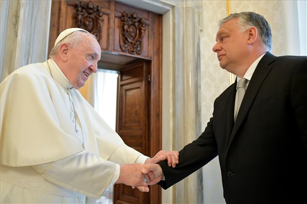 Orbánnál csak a pápa békepártibb
