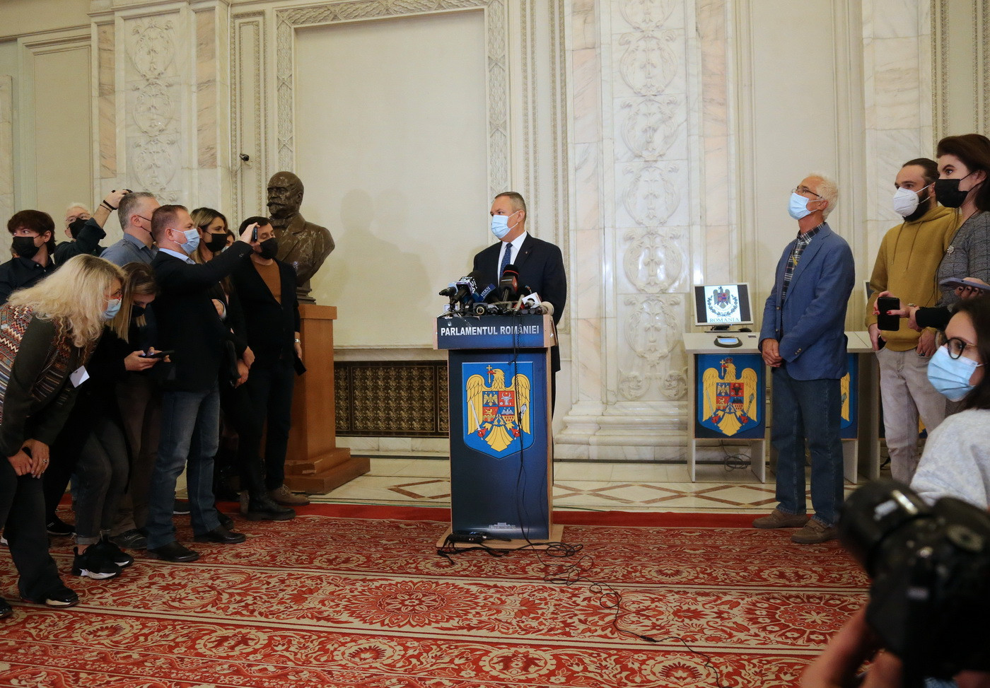 Ciucă: úgy döntöttünk, minden közalkalmazottnak emeljük a fizetését a 153-as bértörvényben előírt bérkülönbözet egynegyedével