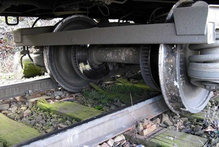 Az Alsórépa közelében kisiklott tehervonat miatt gépkocsival szállítja a CFR az utasokat Szeretfalva és Déda között