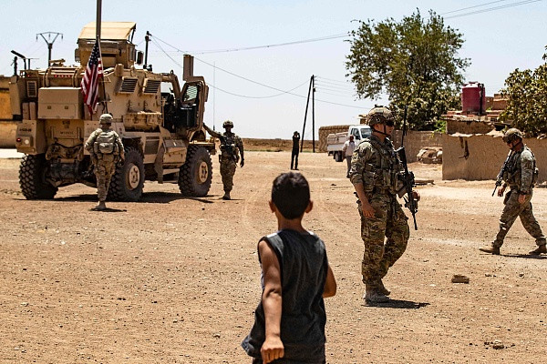 A szíriai kormányerők feltartóztattak és kiűztek egy illegális amerikai konvojt