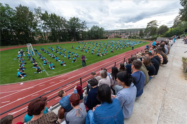 A mindennapi sportolásra biztatták a nagyenyedi diákokat a Bethlen Gábor Kollégium felújított tornakertjének avatóünnepségén