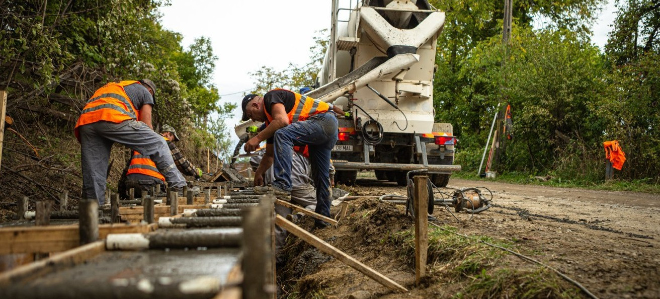 Föld- és betonozási munkálatok zajlanak Székelypálfalva és Énlaka között
