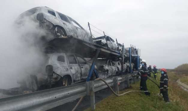 Kiégett az autópályán egy nyolc járművet szállító tréler Arad megyében