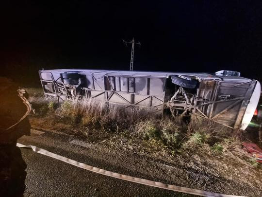 Felborult egy busz Arad megyében, kilencen kerültek kórházba