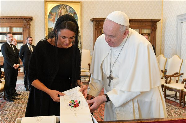 Novák Katalin: Ferenc pápa a béke üzenetét hozza