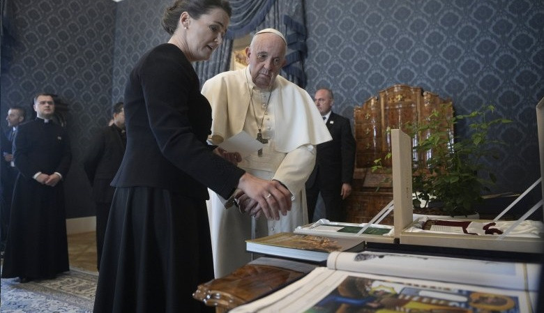 Egy székely által nemesített rózsatöveket kapott ajándékba Ferenc pápa