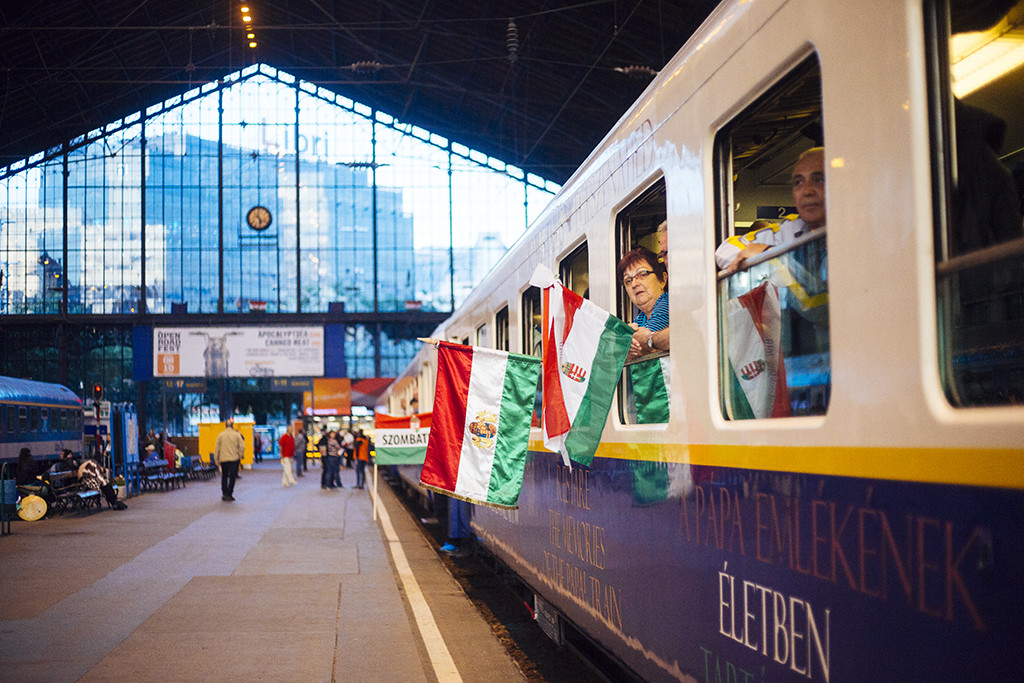 Elindult a Boldogasszony zarándokvonat csütörtök reggel 900 utasával, immár 10. alkalommal a budapesti Keleti pályaudvarról