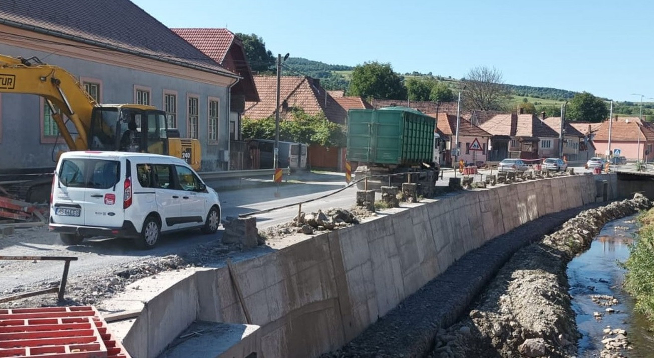 A Fenyéd patak partjának megerősítése, illetve átereszek cseréje zajlik Máréfalván