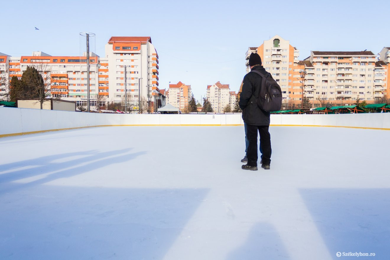 Kikapcsolták a hűtőrendszert Csíkszeredában a Szabadság téri korcsolyapályánál, így a továbbiakban addig lehet ott korcsolyázni, amíg az időjárás engedi.