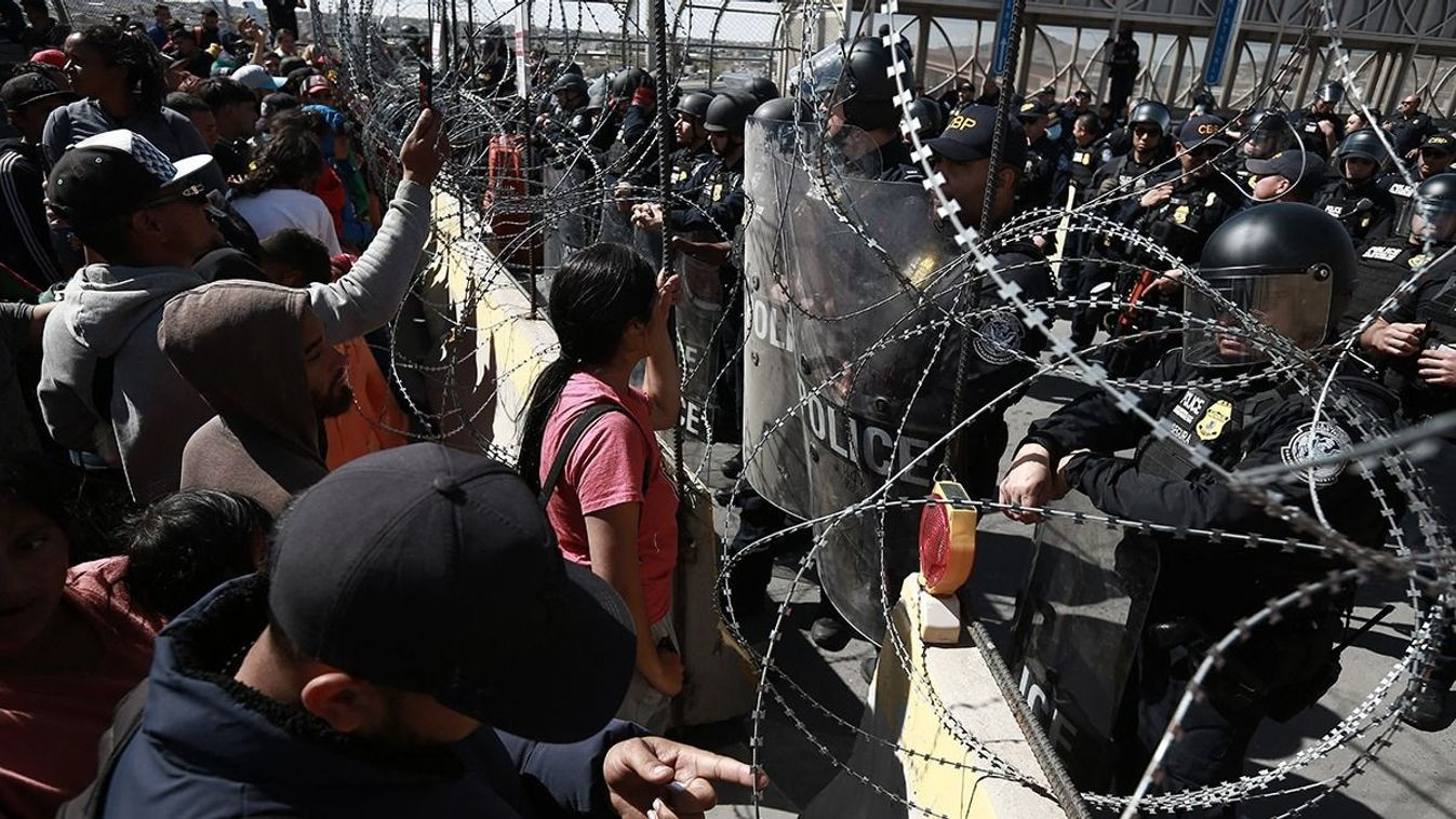 A Fehér Ház a republikánusokat hibáztatja a migránsok határrohamáért, a republikánusok a Biden-kormány bevándorláspolitikáját