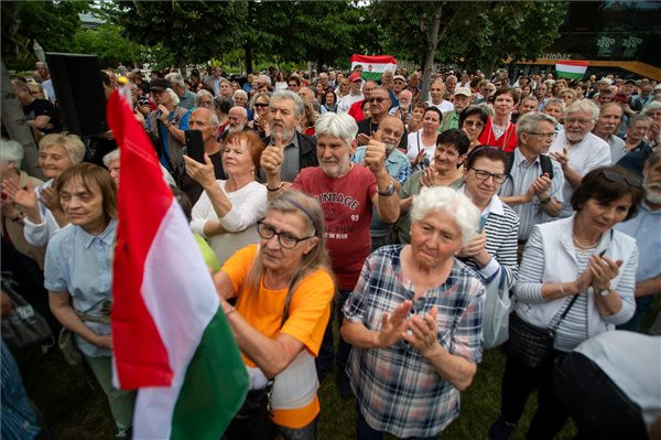 Bayer Zsolt: bármi áron ki kell maradni a brüsszeli elmebajból
