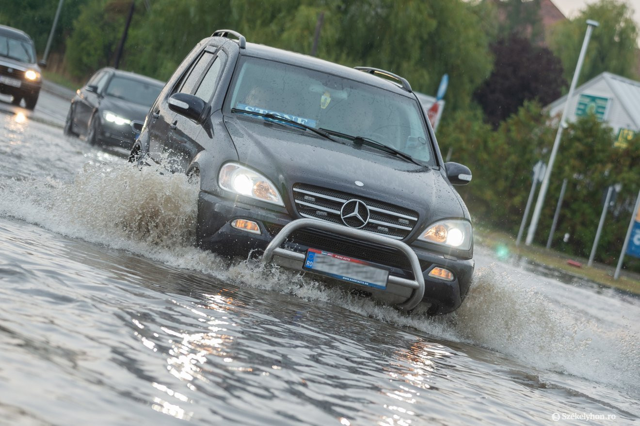 Helyenként orkán erejű széllel érkezett szélvihar söpört végig szombaton délután Csíkszéken