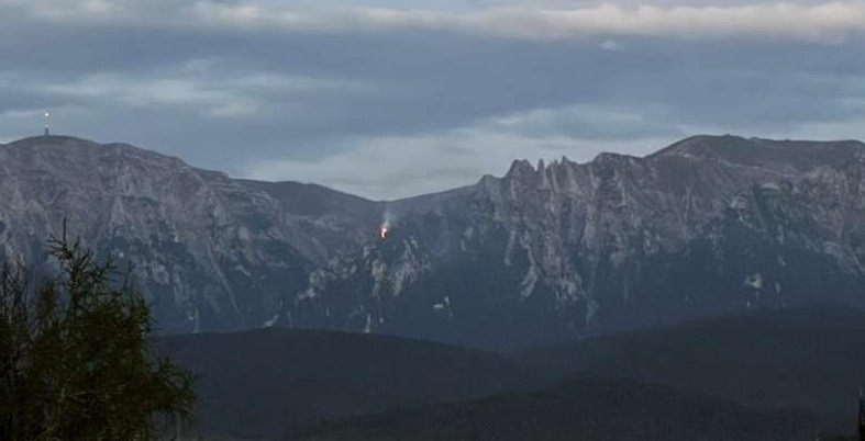 Erdőtüzet okozott a vihar a Bucsecs-hegységben