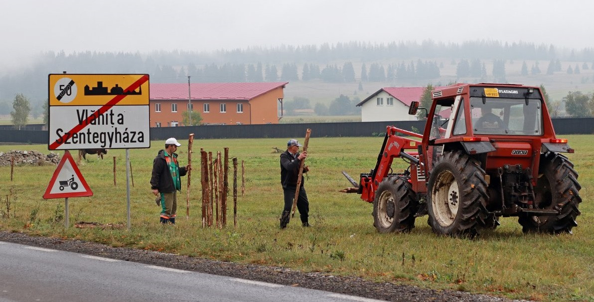 Szentegyházánál az országút mindkét oldalán idén is felállítják a villanypásztor-kerítést