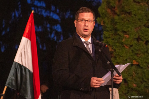 „Magyarország alkotmánya is rögzíti, mai szabadságunk 1956-os forradalmunkból sarjad ki. 1956 öröksége pedig segít bennünket évszázados megmaradásunkban”