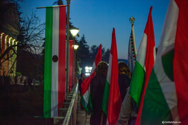 Többszázan vonultak fel fáklyákkal Székelyudvarhelyen az 1956-os forradalom áldozataira és eredményeire emlékezve