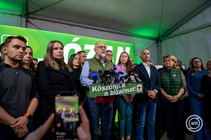 A második fordulóban az Orbán Viktor ellenes Elena Lasconit támogatja az RMDSZ