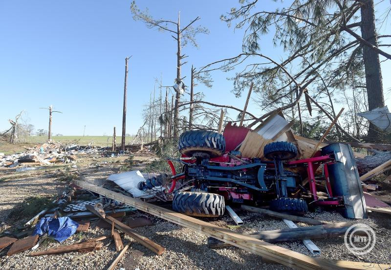 Az Egyesült Államokban tovább növekedett a tornádók és viharok halálos áldozatainak száma, százezreknél áram-kimaradást okozva