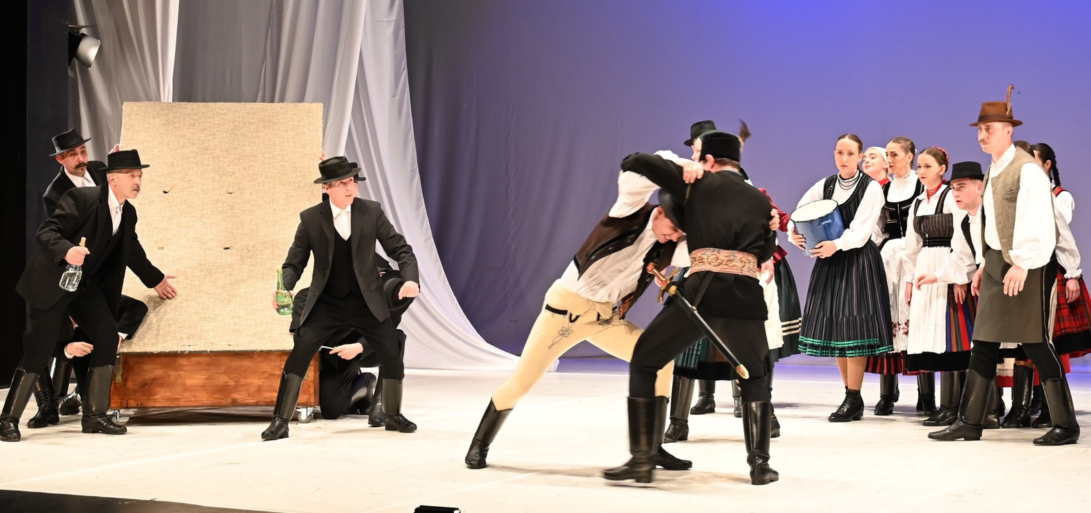 Toldi küzdelmeiről a csíkszeredai Városi Művelődési Ház színpadán