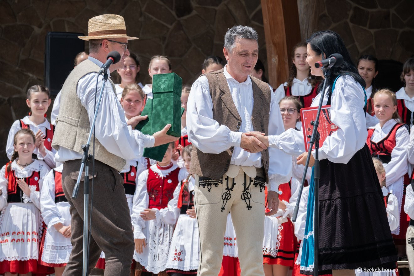 A Pro Urbe díjat kapott a Hargita Székely Néptáncszínház igazgatója