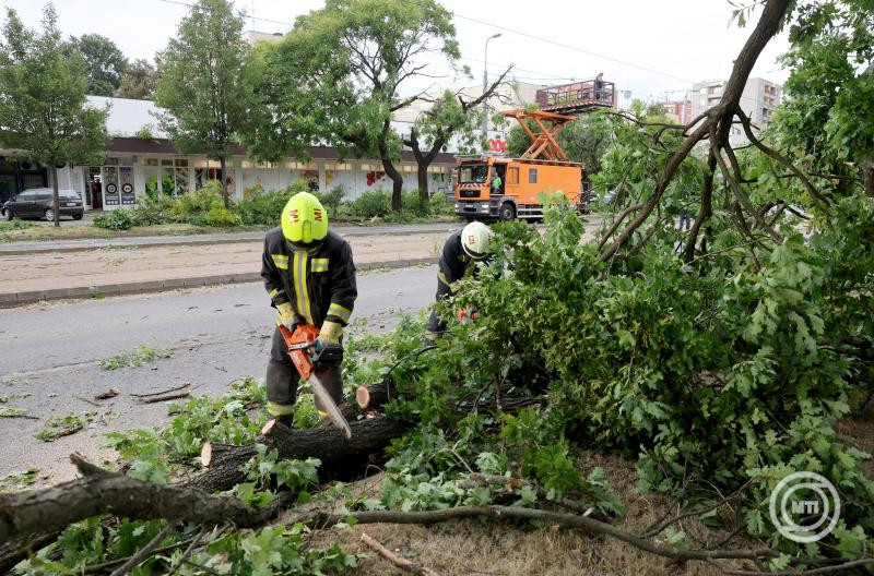 Magyarországon a kedd hajnali órákig 2932 viharkárt számoltak fel a katasztrófavédelem tűzoltóegységei
