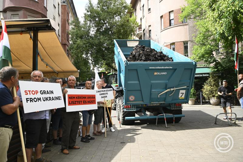 Trágyát öntöttek a magyar gazdák a brüsszeli bizottság itthoni képviselete elé