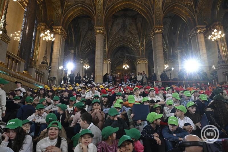 Október elsejétől a háromgyermekes édesanyáknak is szja-mentes lesz a jövedelmük Magyarországon