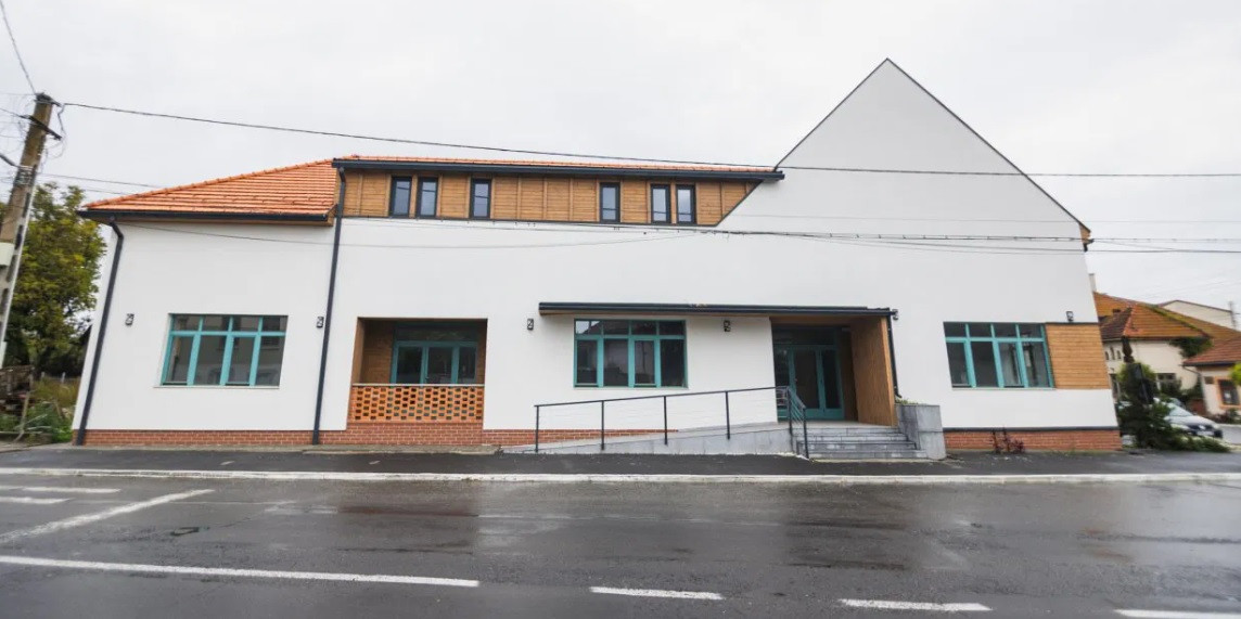 Kívül és belül is kész lett a felújított homoródszentmártoni községháza, ám egy külön beruházás részeként még lesznek munkálatok a manzárd részen