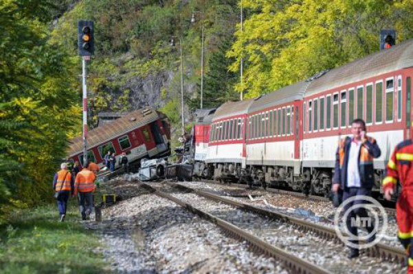 Összeütközött két személyszállító vonat Felvidéken, a magyar határ közelében, sok sérült van