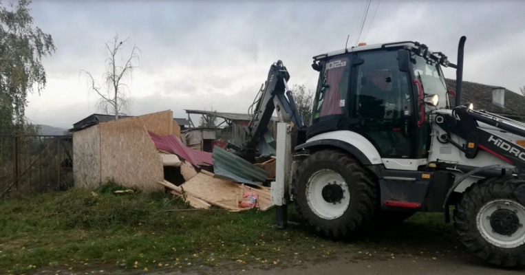 Két, illegálisan felhúzott épületet bontatott le a sepsiszentgyörgyi helyi rendőrség