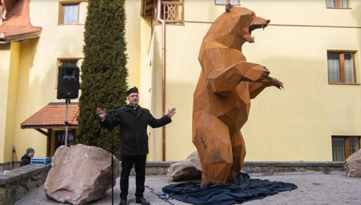 Tusnádfürdőn felállították egy négy méter magas medveszobrot